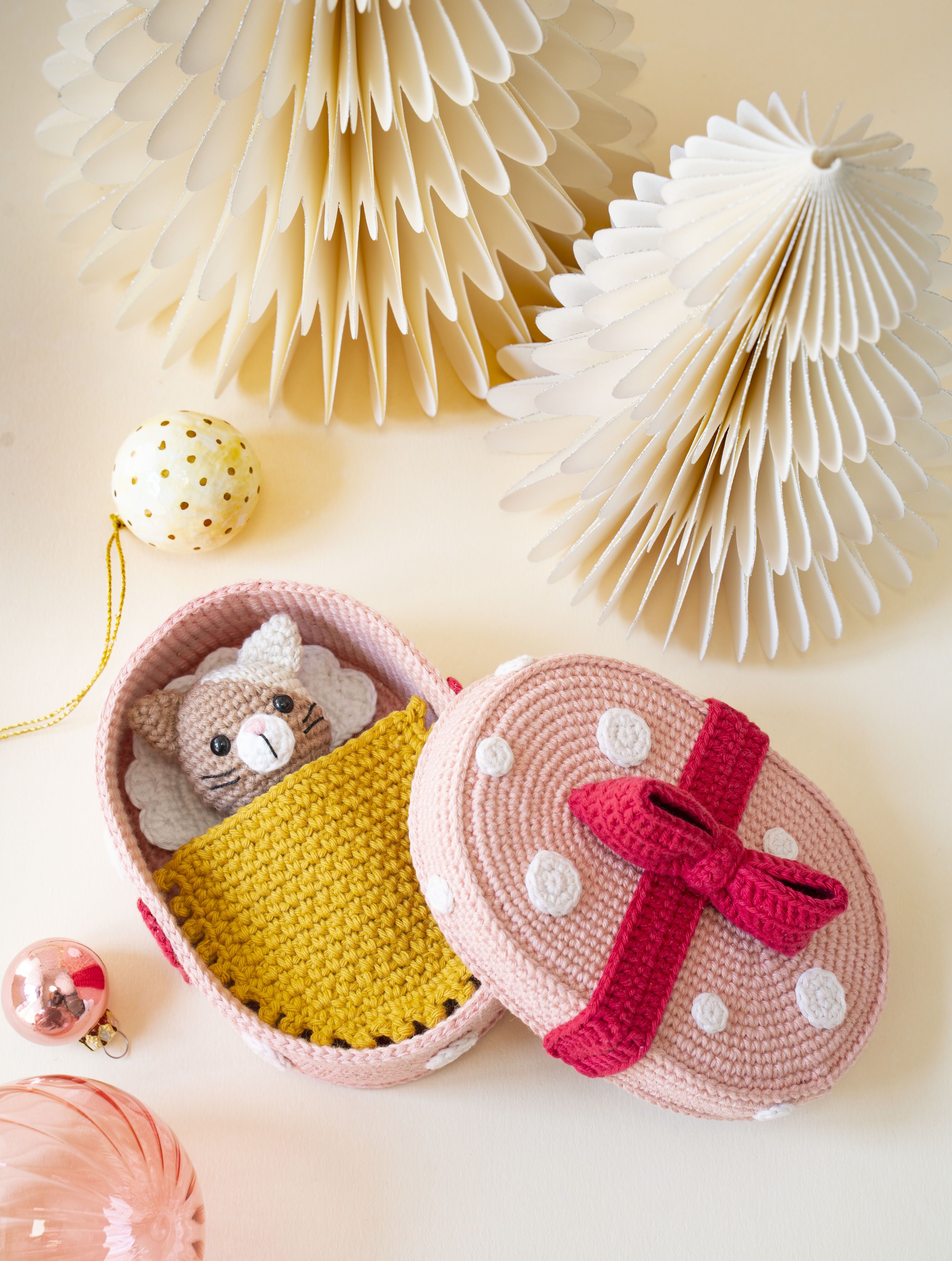 Chaton au crochet dans sa boite cadeau