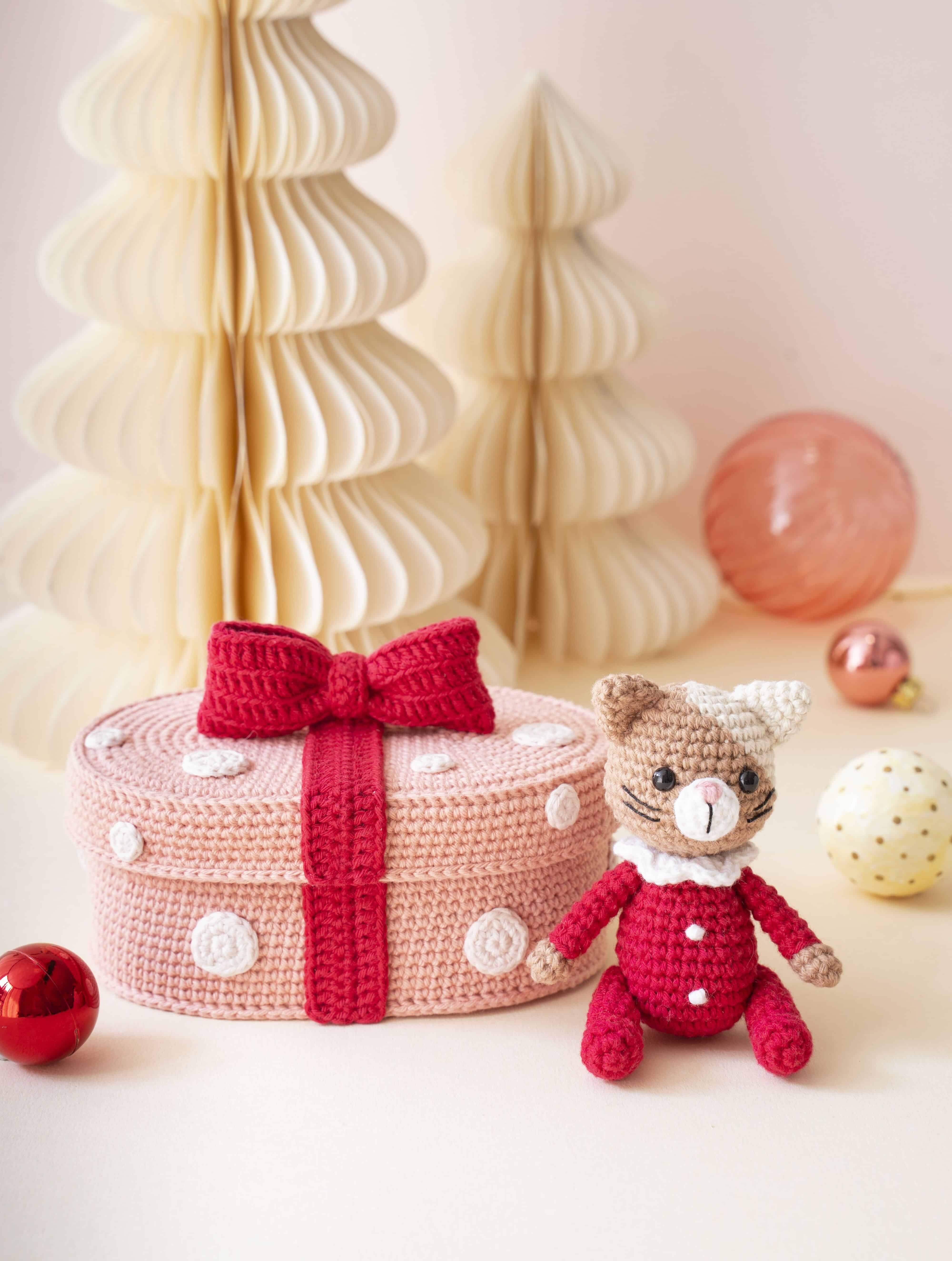 Chaton au crochet et sa boîte cadeau