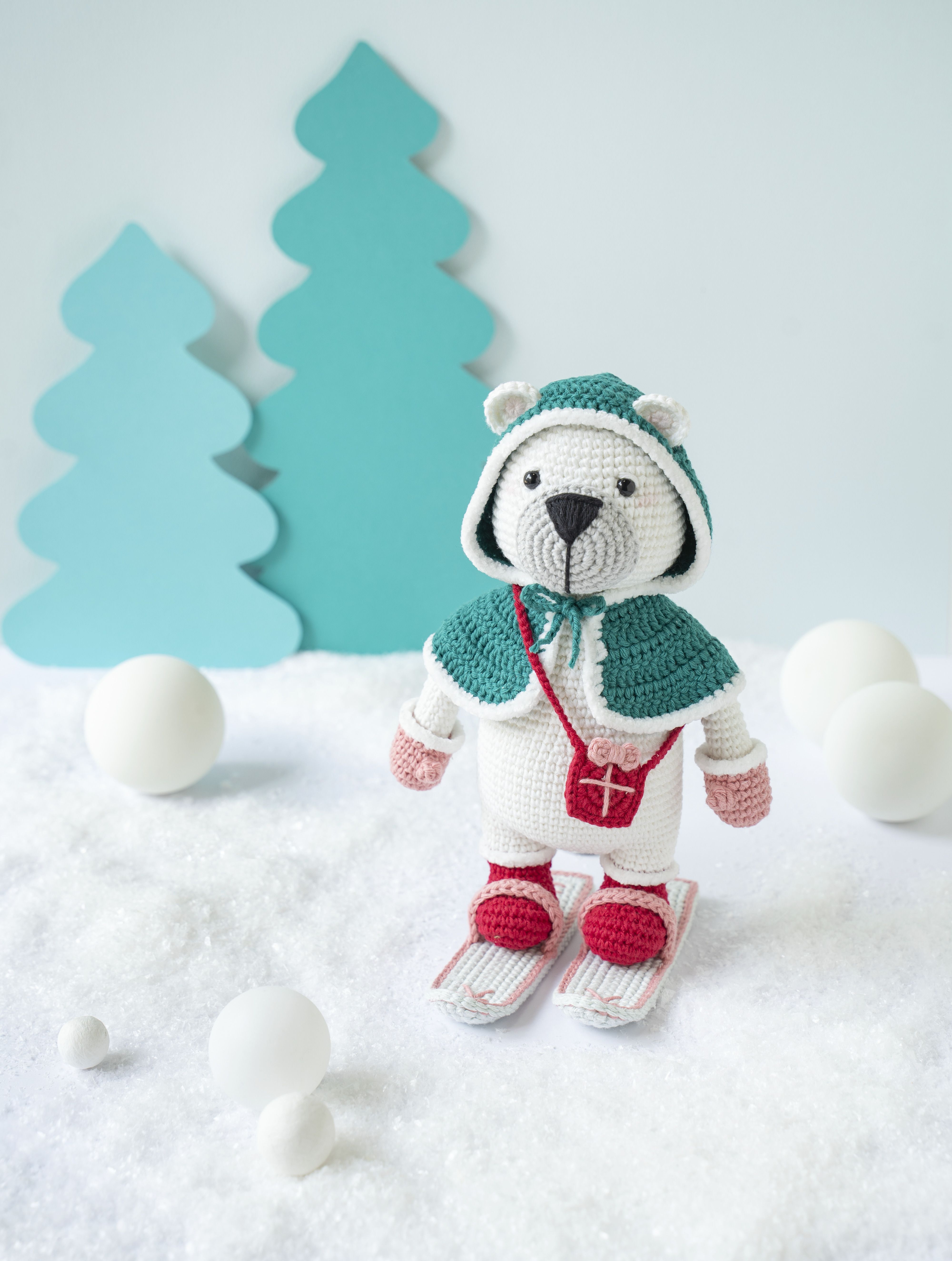 Ours polaire au crochet qui fait du ski